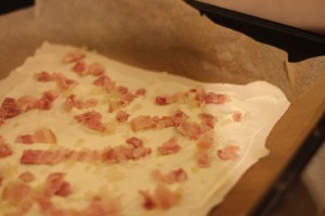 strø bacon og løk utover